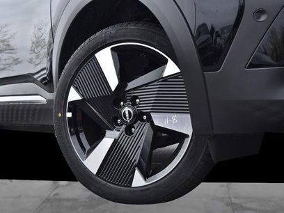 New 2025 Nissan Kicks SR