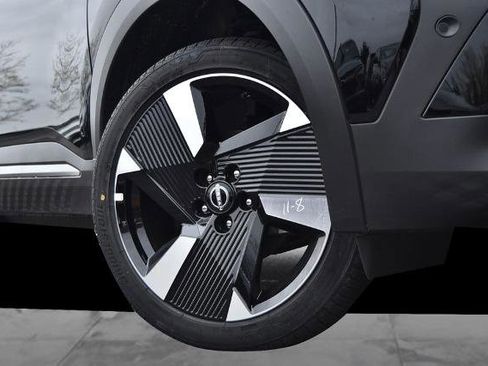 New 2025 Nissan Kicks SR image 3