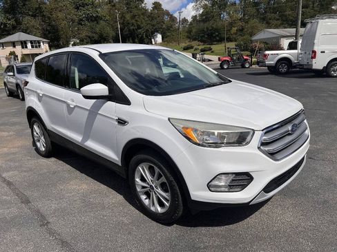 Used 2017 Ford Escape SE w/ SE Cold Weather Package AWD/4WD image 2