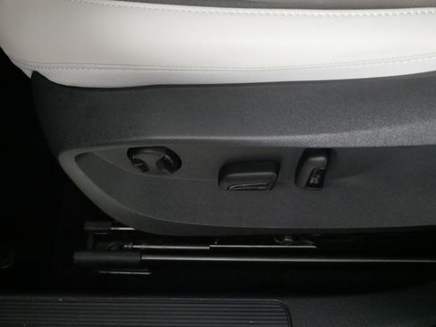 Used 2025 Volkswagen Taos SE image 20