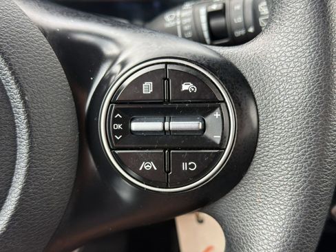 Used 2025 Kia Soul LX w/ LX Technology Package FWD image 30