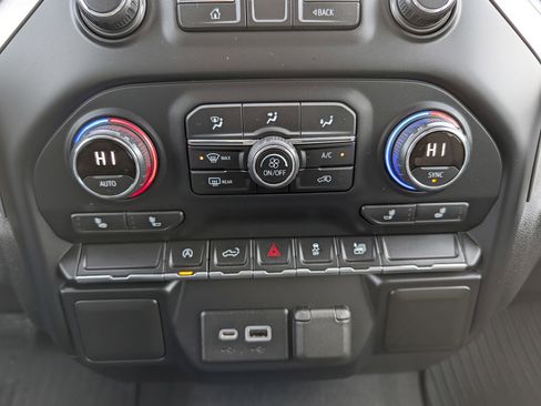 Used 2021 Chevrolet Silverado 1500 LT image 24