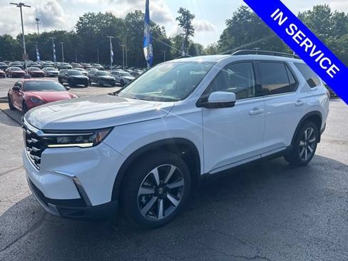 Used 2025 Honda Pilot Touring image 3