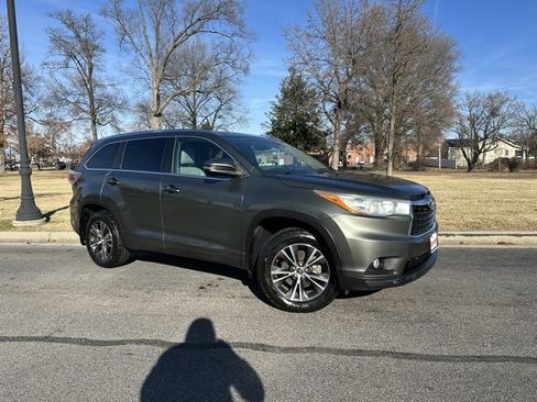 Used 2016 Toyota Highlander XLE image 2