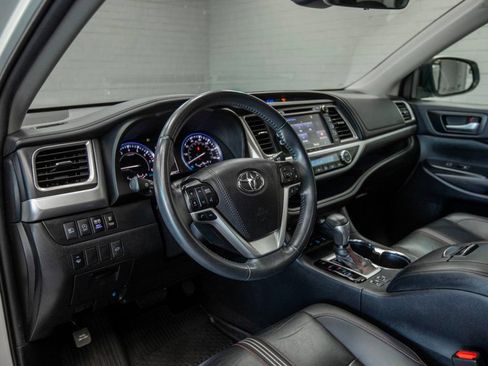 Used 2019 Toyota Highlander SE AWD/4WD image 16