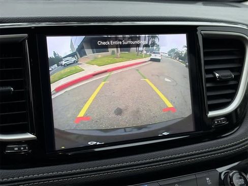 Used 2024 Chrysler Pacifica Select image 18