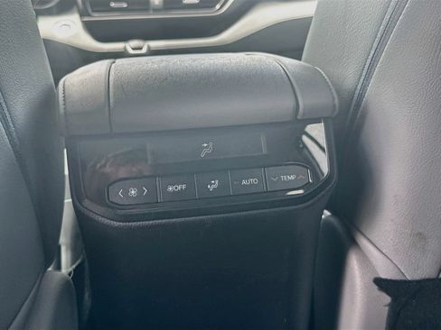 Used 2022 Toyota Highlander LE FWD image 25