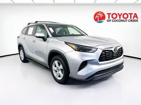 Used 2023 Toyota Highlander L FWD image 1