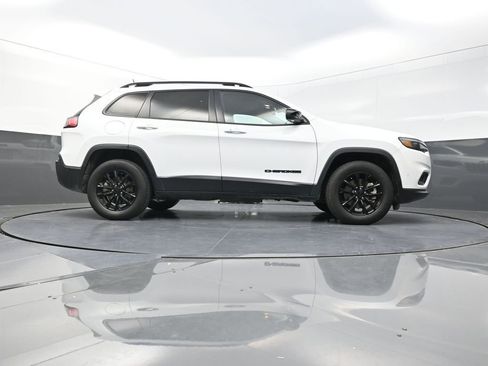 Used 2023 Jeep Cherokee Altitude Lux image 30