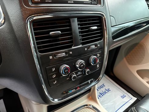 Used 2017 Dodge Grand Caravan SXT image 28