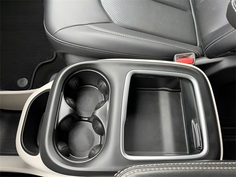 Used 2024 Chrysler Pacifica Touring-L image 49