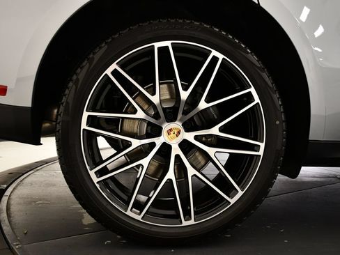 Certified 2026 Porsche Macan AWD/4WD image 18