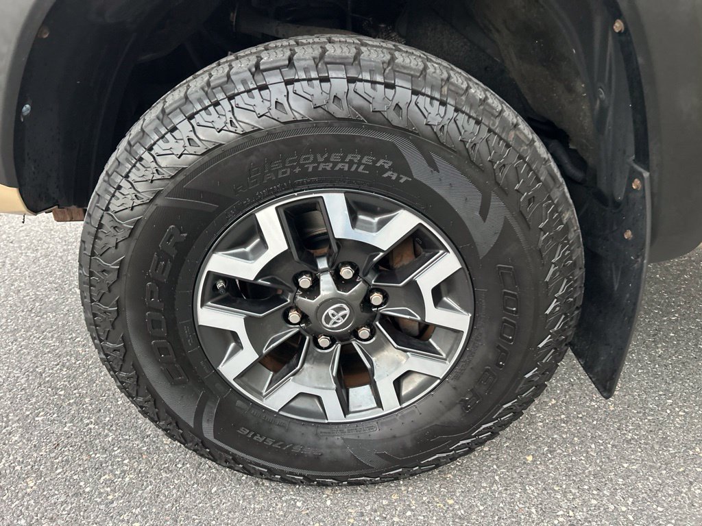 Used 2016 Toyota Tacoma TRD Off-Road w/ Premium & Technology Package AWD/4WD image 28