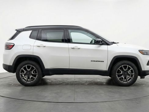 Used 2025 Jeep Compass Trailhawk AWD/4WD image 11