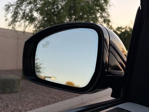 Used 2025 Land Rover Discovery S image 24