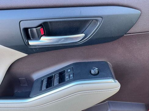 Used 2020 Toyota Highlander XLE image 17