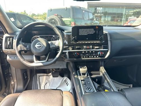 Used 2024 Nissan Pathfinder SL AWD/4WD image 15