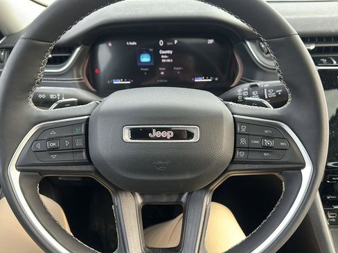 Used 2023 Jeep Grand Cherokee Laredo w/ Luxury Tech Group I image 12