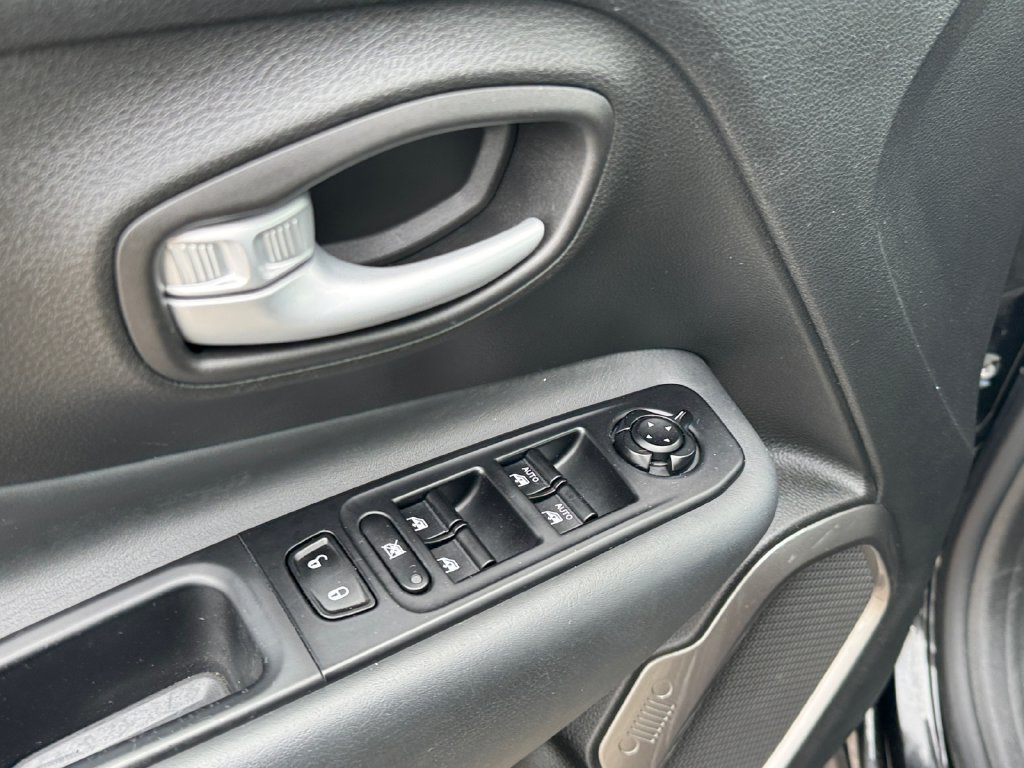 Used 2023 Jeep Renegade Latitude AWD/4WD image 17