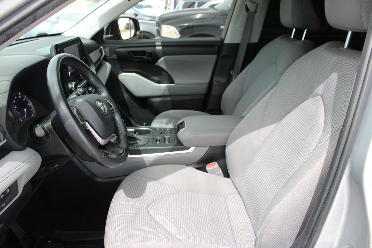 Used 2024 Toyota Highlander LE AWD/4WD image 10