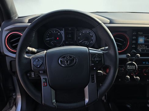 Used 2020 Toyota Tacoma TRD Sport w/ TRD Premium Sport Package AWD/4WD image 16