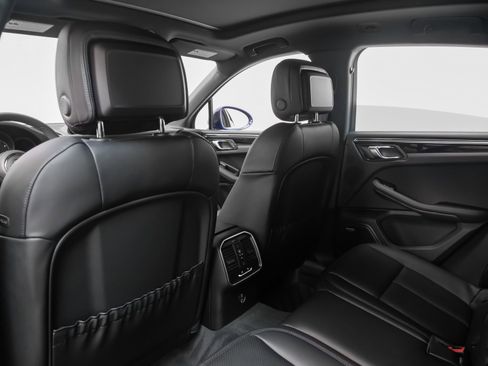 Used 2025 Porsche Macan image 40