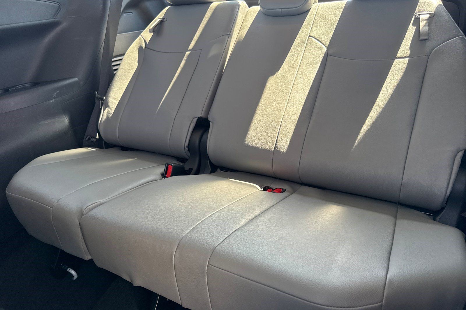 Used 2026 Toyota Sienna XLE FWD image 25
