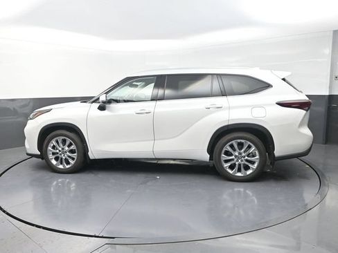 Certified 2025 Toyota Highlander Limited AWD/4WD image 4