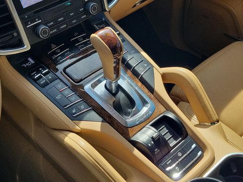 Used 2017 Porsche Cayenne Platinum Edition image 31