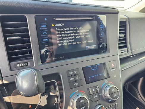 Used 2017 Toyota Sienna SE image 23