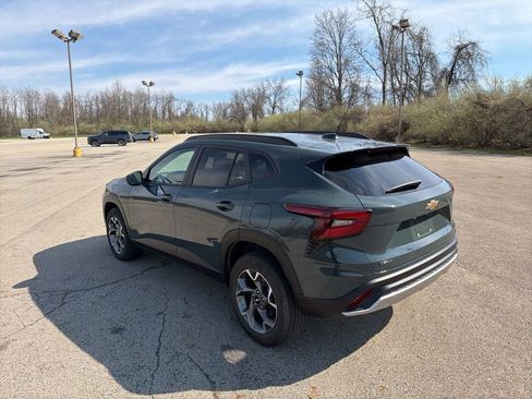 Used 2025 Chevrolet Trax LT w/ LT Convenience Package image 5