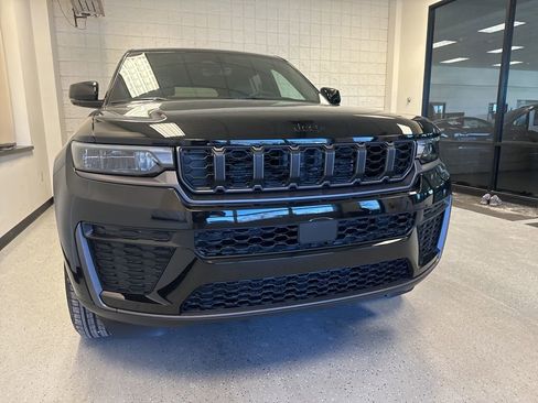 New 2026 Jeep Grand Cherokee Altitude AWD/4WD image 9