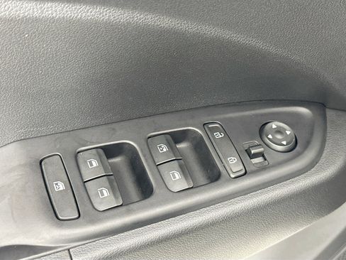 Used 2023 Hyundai Venue SEL FWD image 17