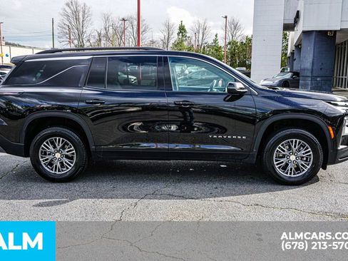 Used 2025 Chevrolet Traverse LT image 8