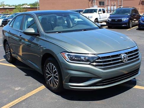 Used 2019 Volkswagen Jetta SEL w/ Cold Weather Package FWD image 4