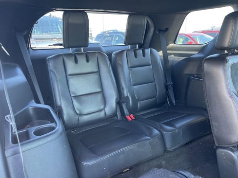Used 2018 Ford Explorer XLT w/ Equipment Group 202A AWD/4WD image 4