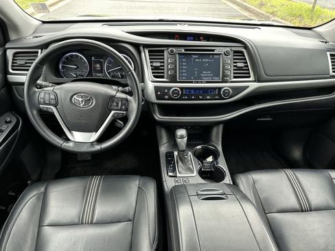 Used 2018 Toyota Highlander SE FWD image 25