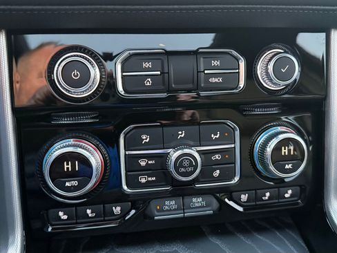 Used 2024 GMC Yukon XL Denali w/ Advanced Technology Package image 46