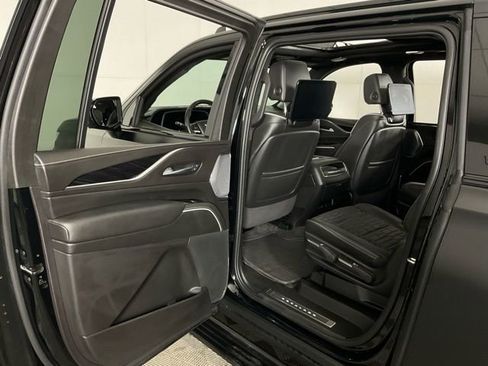 Used 2024 Cadillac Escalade ESV V w/ LPO, ONYX Package image 31