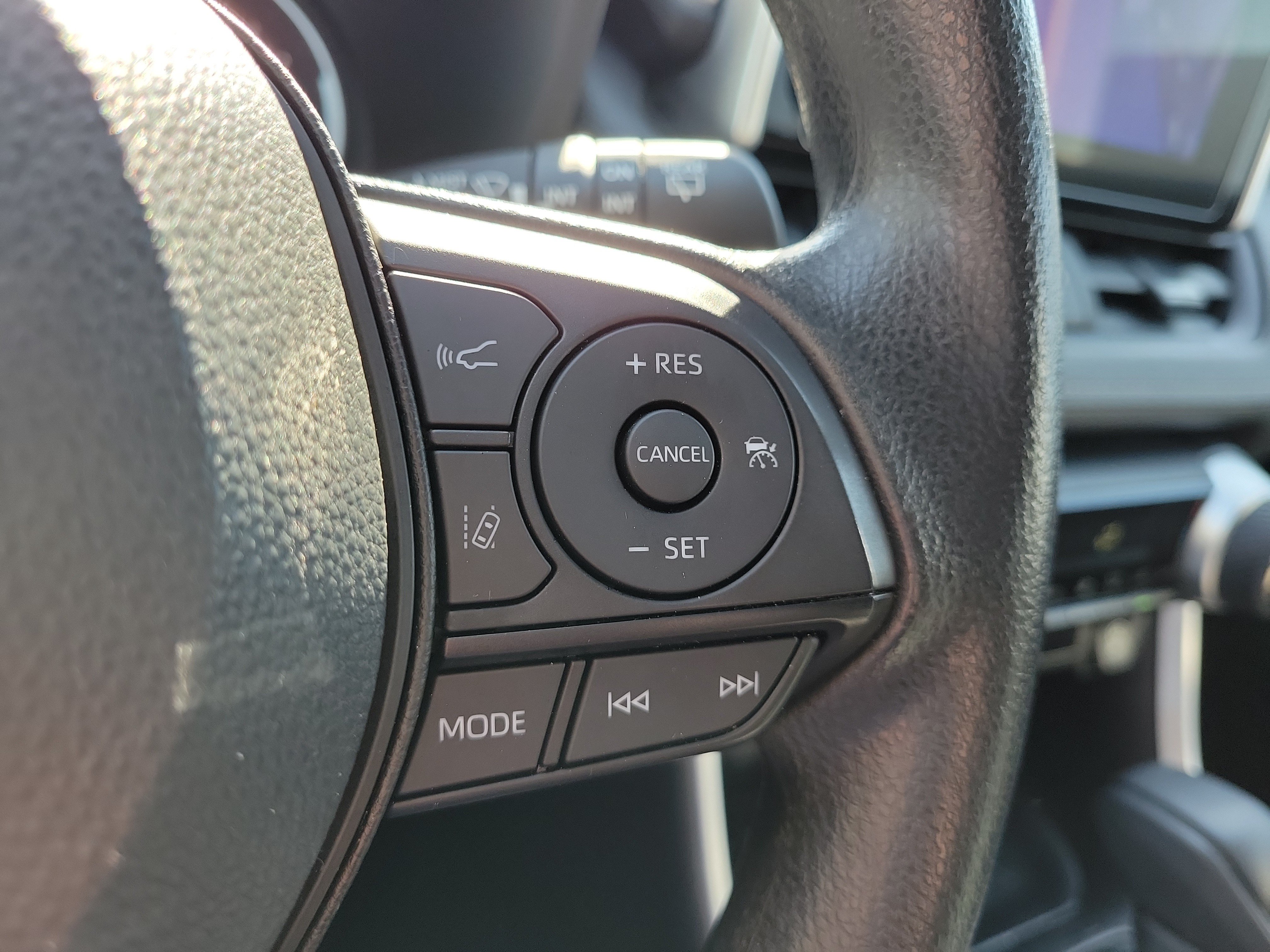 Used 2025 Toyota RAV4 XLE FWD image 25