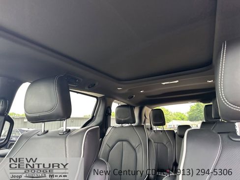 New 2026 Chrysler Pacifica Limited w/ Uconnect Theater Family Group AWD/4WD image 33