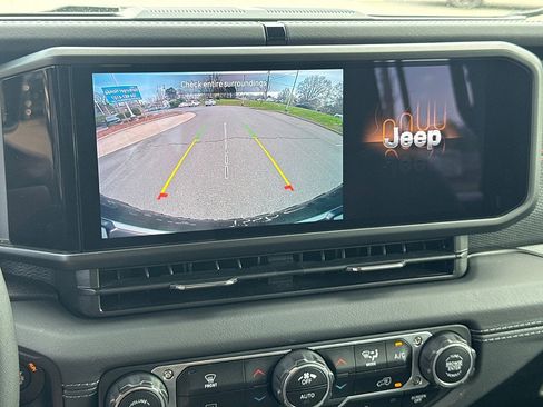 Used 2025 Jeep Wrangler Unlimited Rubicon image 13