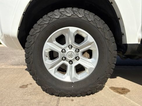 Used 2020 Toyota 4Runner SR5 AWD/4WD image 27