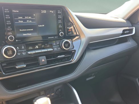 Used 2021 Toyota Highlander XLE image 38
