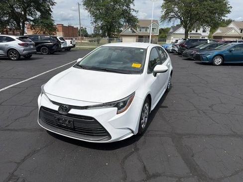 Used 2025 Toyota Corolla LE FWD image 2