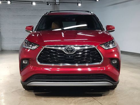 Used 2022 Toyota Highlander Platinum FWD image 2