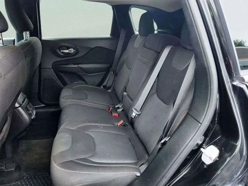 Used 2017 Jeep Cherokee Latitude w/ Cold Weather Group image 16