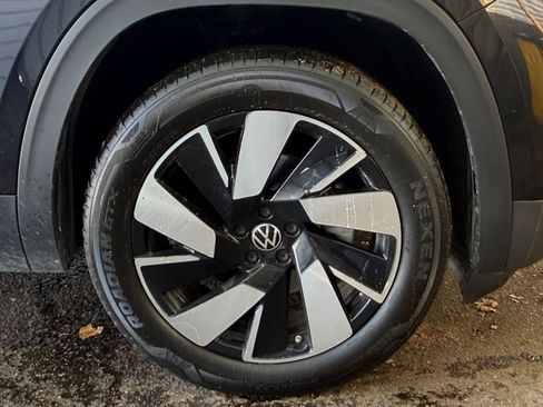 Used 2025 Volkswagen Atlas Cross Sport SE image 31