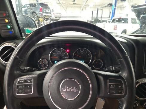 Used 2017 Jeep Wrangler Unlimited Sahara w/ Dual Top Group AWD/4WD image 17