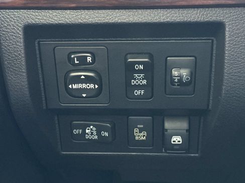 Used 2017 Toyota Tundra Limited w/ Limited Premium Package RWD image 31
